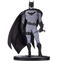 Estatua DC Collectibles Batman Black And White - Batman BY John Romita JR. 49480