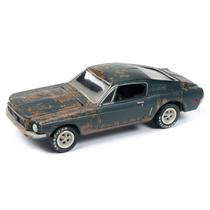 Diorama com Carro Johnny Lightning Barn Finds Lost Legends - Ford Mustang JLDR006 - Ano 1968 - Escala 1/64