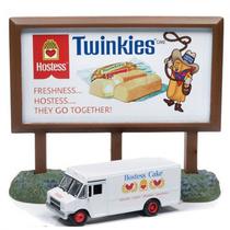 Carro e Cenario Johnny Lightning American Snapshots - GMC Step Van With Twinkies Billboard - Escala 1/64 (JLAC001)