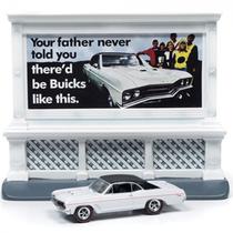 Carro e Cenario Johnny Lightning American Snapshots - Buick GS 400 1967 With Billboard - Escala 1/64 (JLAC001)
